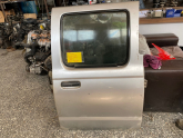 NİSSAN SKYSTAR SAĞ ARKA KAPI MENTEŞESİ 2000-2010 MODEL