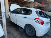Peugeot 208 ön cam ızgara çıkma