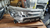 Hilux sağ far LEDli sadece cam çatlak