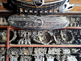 ÖZMEN OPEL CORSA F ÖN PANJUR AMBLEMİ KOMPLE