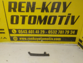 822786476R RENAULT MEGAN 4 SAĞ ARKA CAM İÇ DİREĞİ KIZAĞI YUVASI