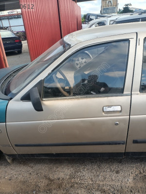 LADA VEGA SOL ÖN KAPI