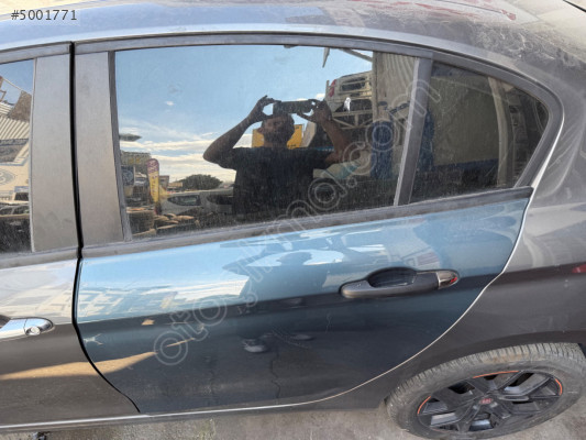 Fiat egea sol arka kapı boyasız