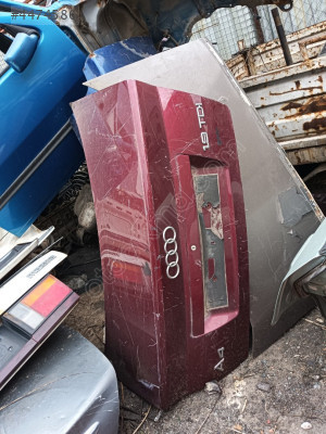Audi A4 bagaj kapağı