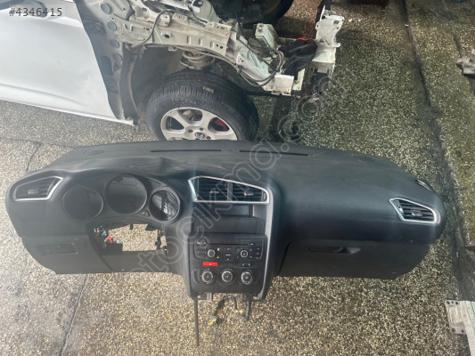 Citroen C4 göğüslük