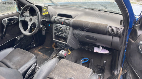 Opel Corsa ön göğüslük