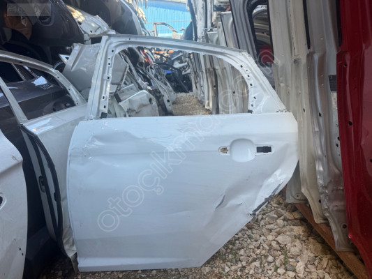 Ford Focus 3 sol arka kapı (hasarlı)