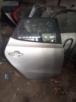 HYUNDAİ İ30 SAĞ ARKA KAPI