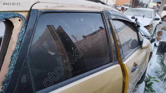 Focus 1 sw sağ arka kapı camı