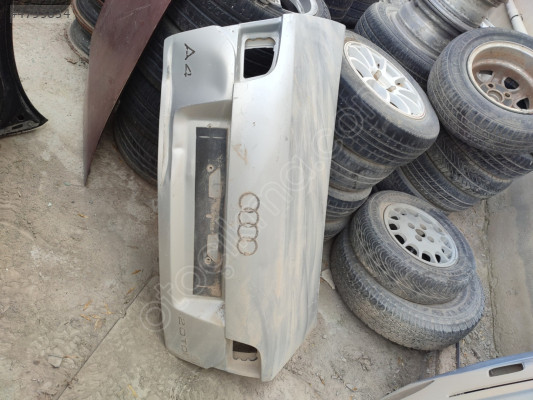 Audi A4 bagaj kapağı