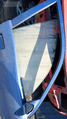 Toyota starlet sağ ön kapı camı